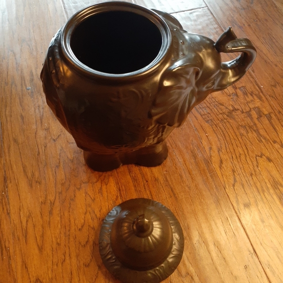 GORGEOUS NWT Z-Gallerie 13" Trunk-Up Lucky Elephant Black Ceramic Urn Vase. - Picture 5 of 10